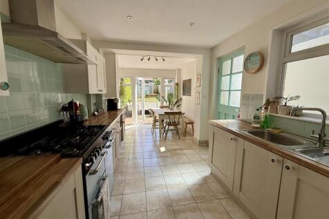 Kitchen/Dining Room: