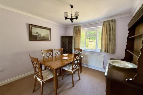 Dining Area:
