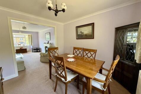Living/Dining Room: