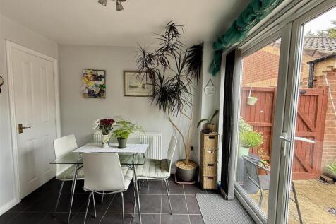 Kitchen/Dining Room: