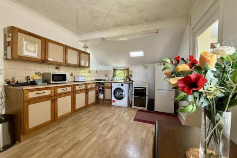 Kitchen/Dining Room: