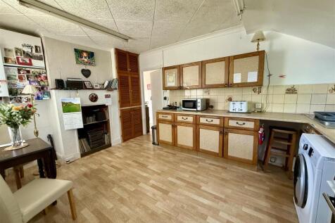 Kitchen/Dining Room: