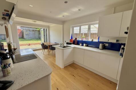 Kitchen/Dining Room: