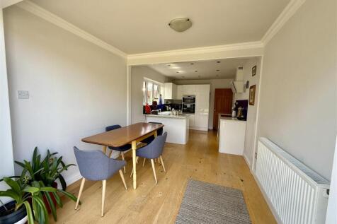 Kitchen/Dining Room: