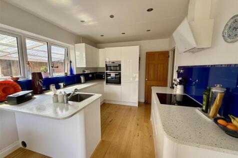 Kitchen/Dining Room: