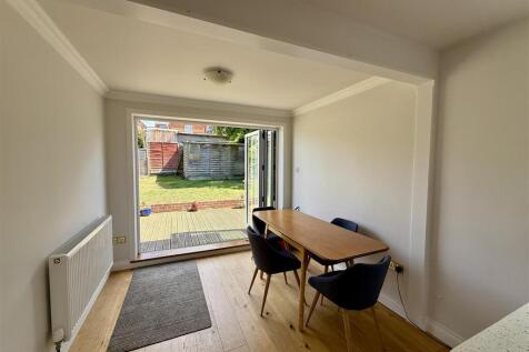 Kitchen/Dining Room: