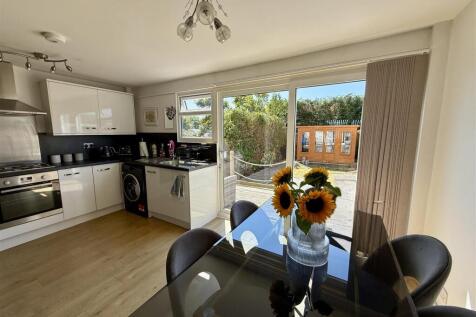 Kitchen/Dining Area: