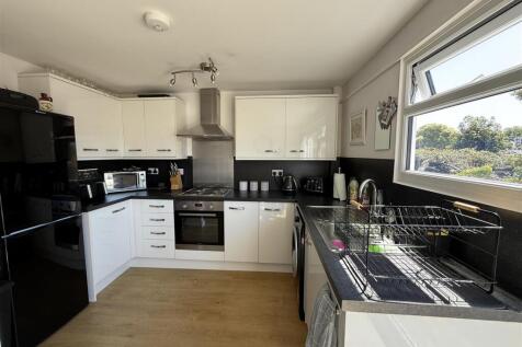 Kitchen/Dining Area:
