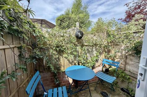 Annexe Courtyard Patio:
