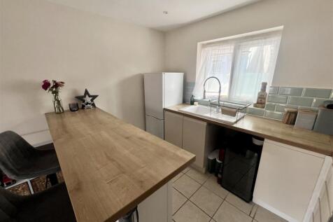 Kitchen Area:
