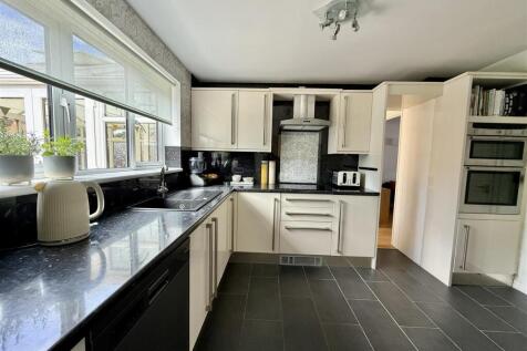 Kitchen: