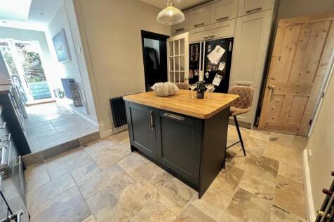 Kitchen/Breakfast Room: