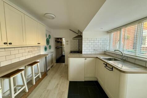 Kitchen/Breakfast Room: