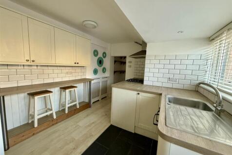 Kitchen/Breakfast Room: