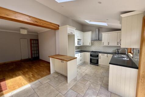 Kitchen/Dining Area: