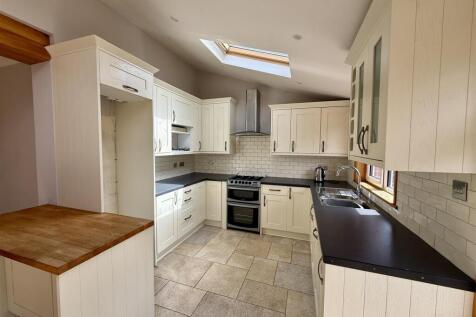 Kitchen/Dining Area: