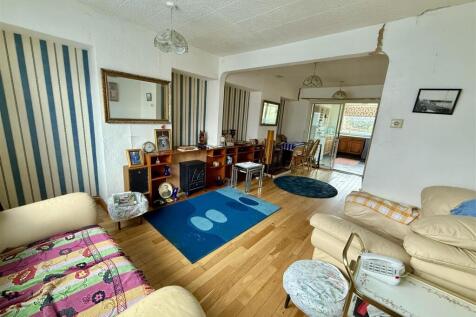 Living /Dining Room: