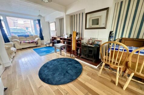 Living /Dining Room: