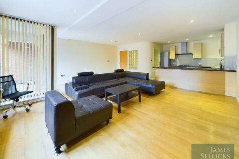 Open Plan Living/Dining Kitchen