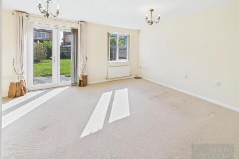 L shaped through lounge/dining room