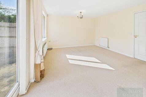 L shaped through lounge/dining room