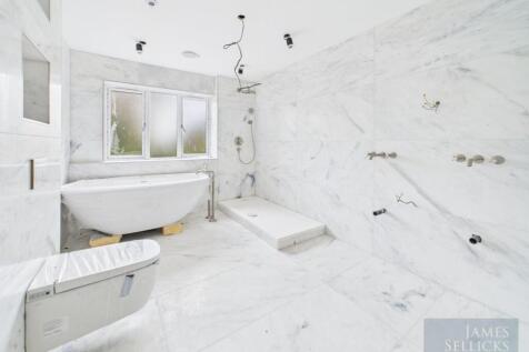 Master Bedroom En-Suite