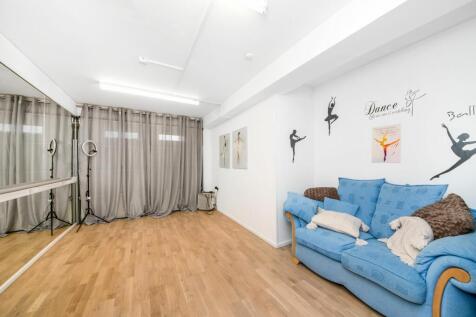 DANCE STUDIO