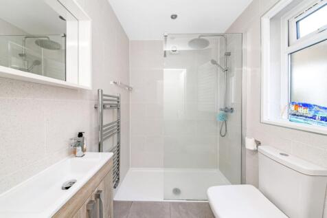 GROUND FLOOR SHOWER ROOM