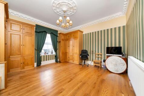 FAMILY ROOM/DINING ROOM