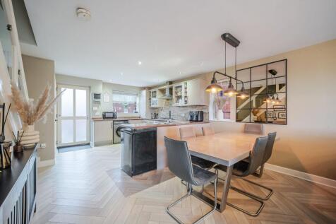 OPEN PLAN LIVING DINING KITCHEN