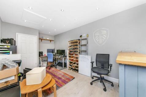 GARAGE/HOME OFFICE/DEN