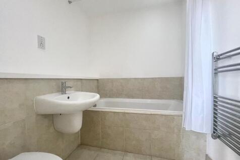 BED 1 ENSUITE BATHROOM