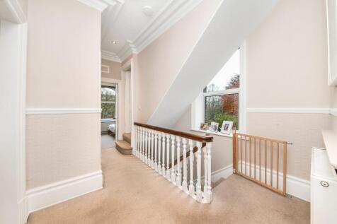 FIRST FLOOR LANDING