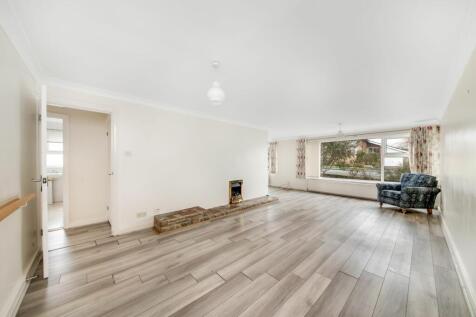 OPEN PLAN LIVING / DINING ROOM
