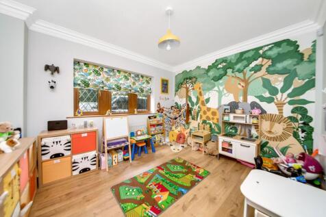 ADJOINING FAMILY ROOM/SNUG