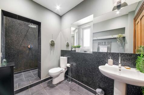 CLOAK/SHOWER ROOM