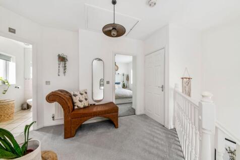 FIRST FLOOR LANDING