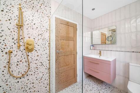 HOUSE SHOWER ROOM