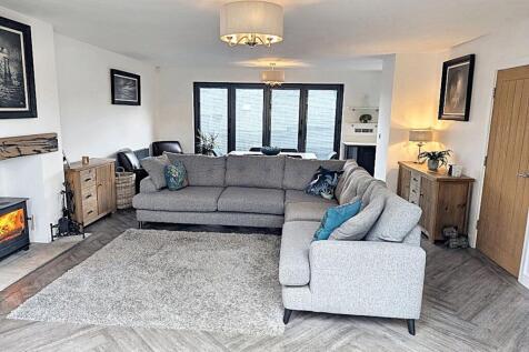 OPEN PLAN DINING KITCHEN AND FAMILY ROOM