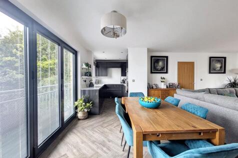 OPEN PLAN DINING KITCHEN AND FAMILY ROOM