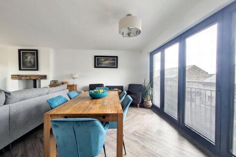 OPEN PLAN DINING KITCHEN AND FAMILY ROOM