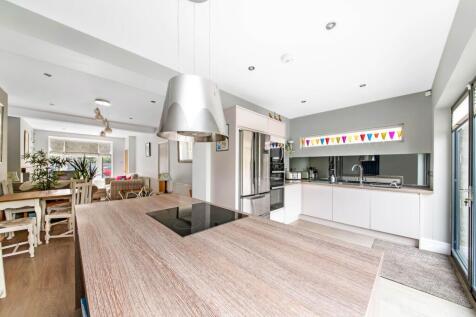 https://apollo.street.co.uk/street-live/tr:pr-true,n-property_small_fill_crop/properties/general/35008492/KITCHEN1.jpg