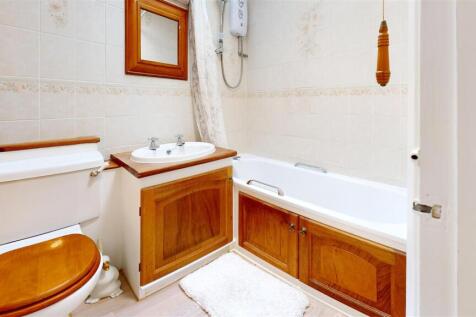 -Tobys-Close-Bathroom.jpg