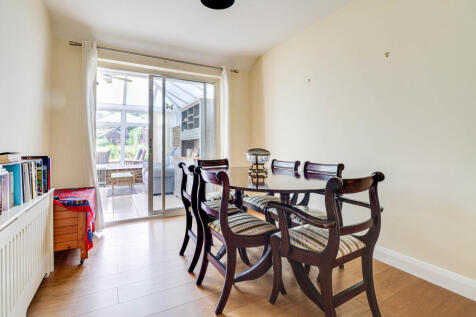 Bedroom/Dining