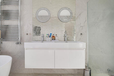 Ensuite to Principal room