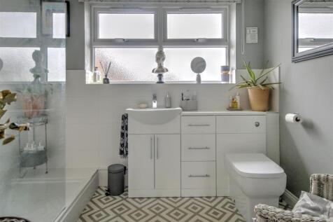 En Suite Shower Room: