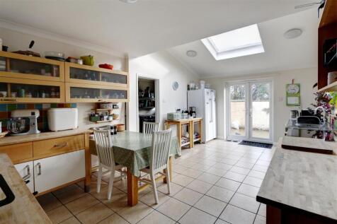 Kitchen/Breakfast Room: