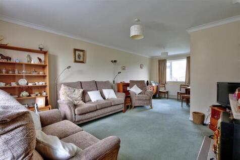 Sitting/Dining Room: