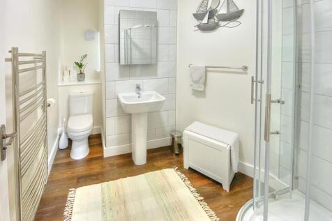 En Suite Shower Room: