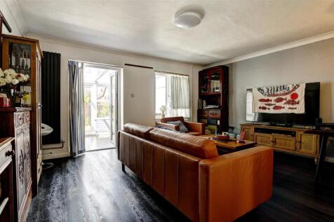 Sitting/Dining Room: